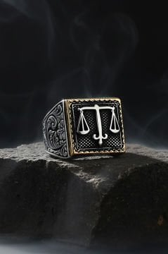Kare Model Kalem İşlemeli Adalet Terazisi Yüzük