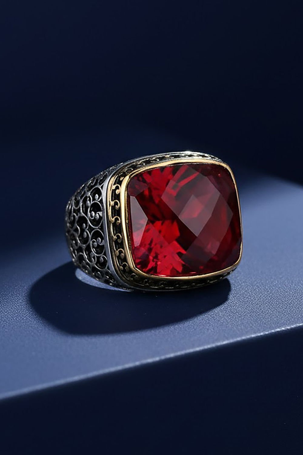 Sarmaşık İşlemeli Kırmızı Zirkon Taşlı Yüzük