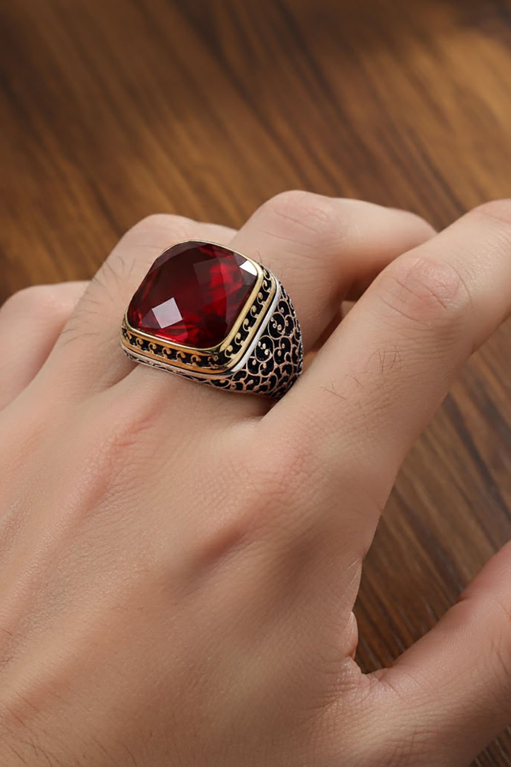 Sarmaşık İşlemeli Kırmızı Zirkon Taşlı Yüzük