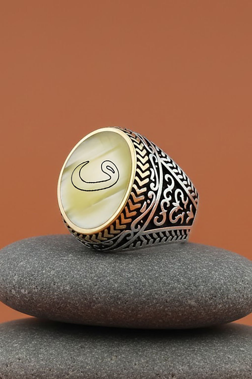 Sedef Taşı Üzerine Vav Gümüş Erkek Yüzük
