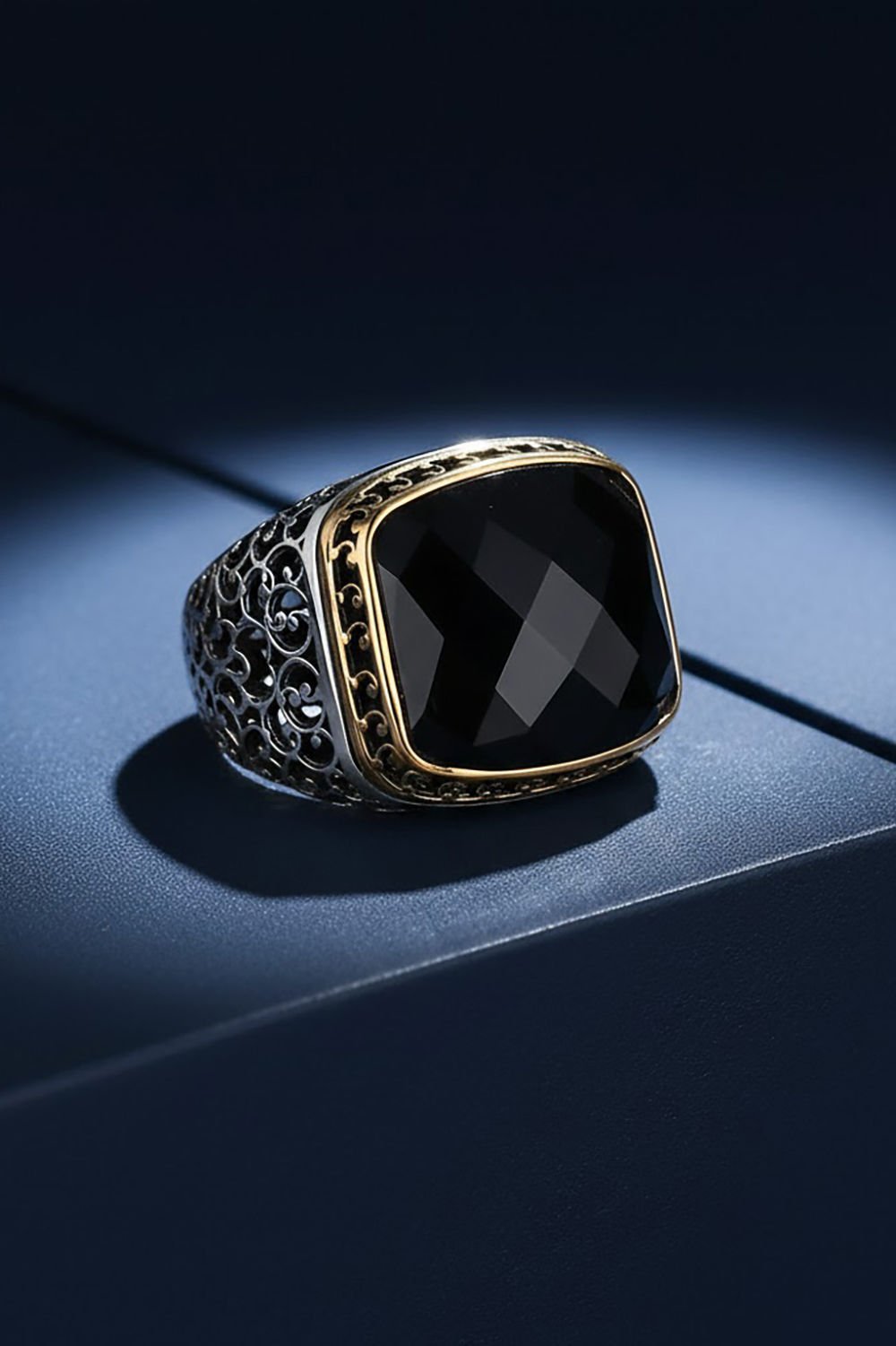 Sarmaşık İşlemeli Siyah Zirkon Taşlı Gümüş Yüzük