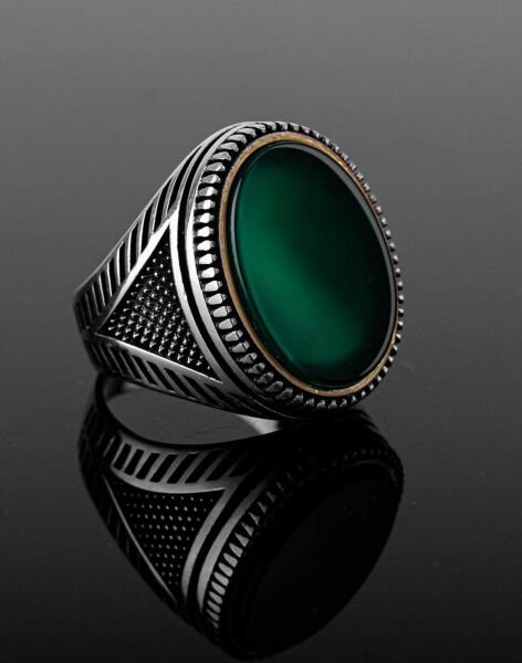 Üçgen Desenli Yeşil Taşlı Gümüş Erkek Yüzüğü
