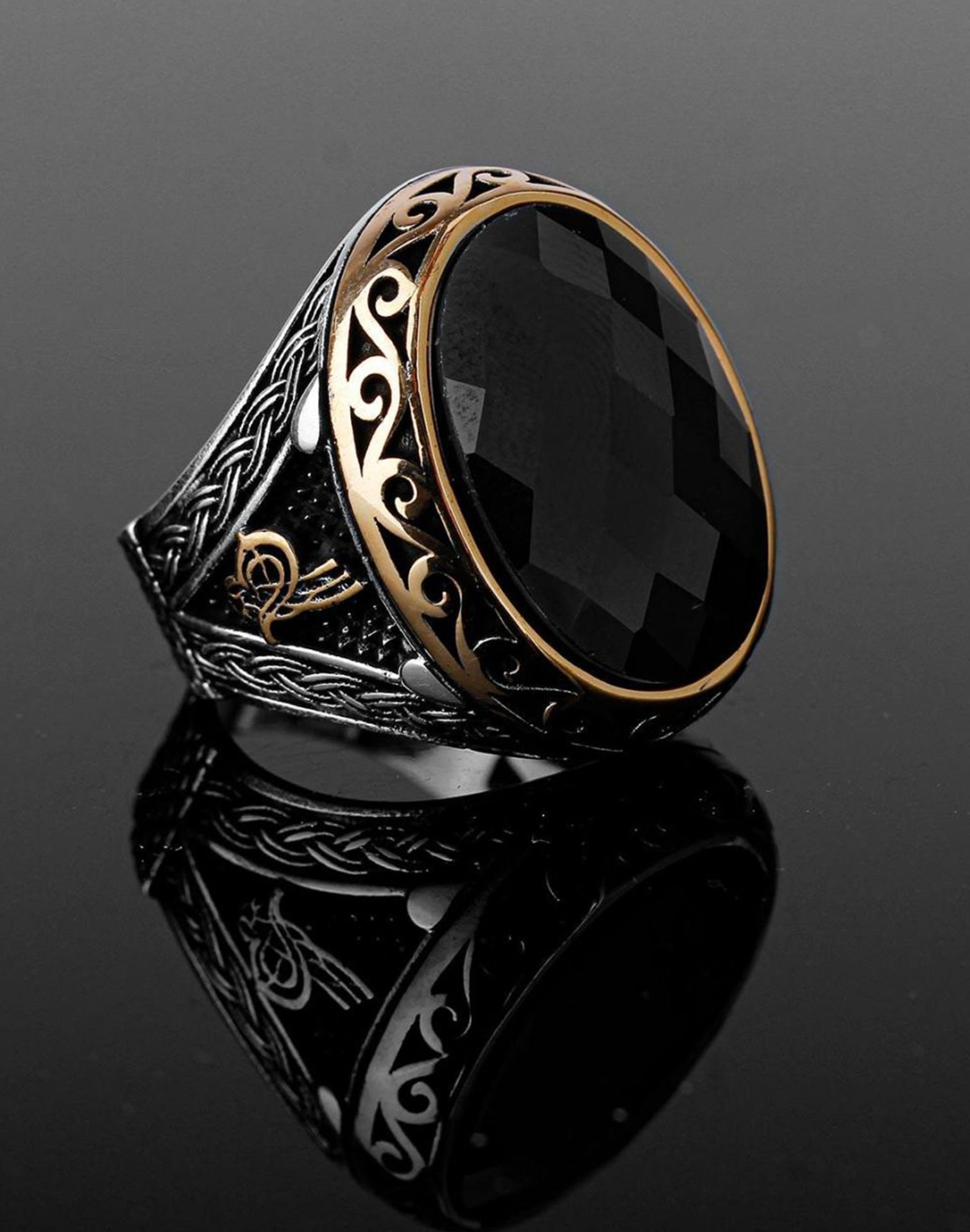 Altın İşlemeli Tuğra Desenli Oniks Taşlı Gümüş Erkek Yüzüğü