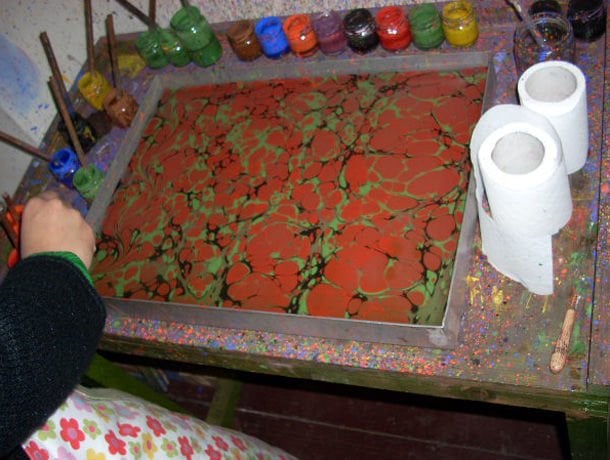 Ebru yapımında eskiden beri toprak boya denilen tabiattaki renkli kaya ve topraklardan elde edilen madeni boyalarla, bitkisel asıllı suda erimez boyalar kullanılır.