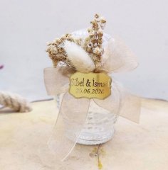 Kuru çiçek süslemeli cam şişede kolonya