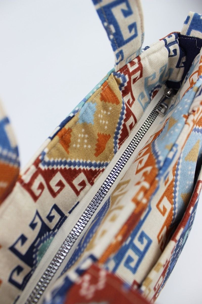 Kilim Desenli Kot Kumaş Fermuar Kapamalı Kadın Küçük Boy Çapraz Omuz Çantası 26x20x11 Cm