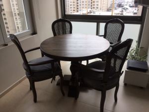 Glendale Round Dining Table