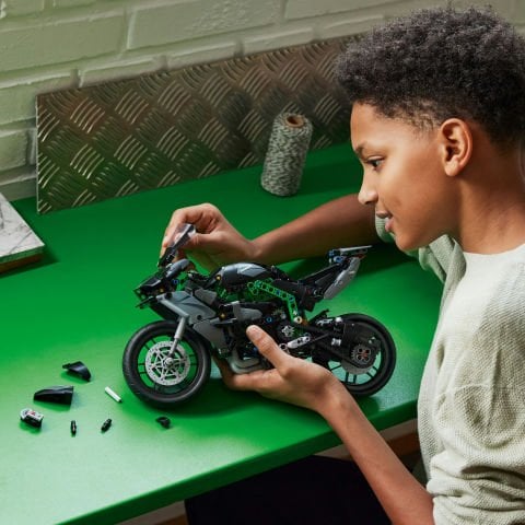 LEGO® Technic Kawasaki Ninja H2R Motosiklet 42170 - Koleksiyonluk Yaratıcı Oyuncak Model Yapım Seti (643 Parça)