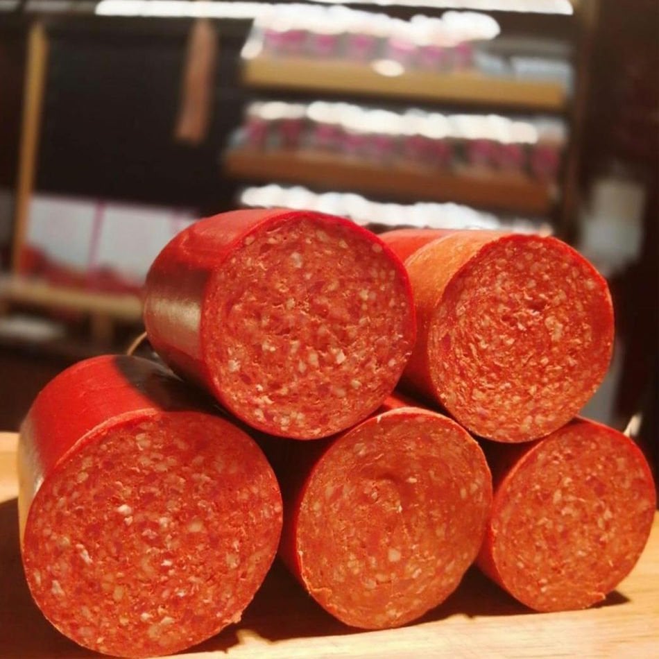 İçerisinde Paprika Baharatı Bulunan Doğal Bir Sucuk Çeşidi