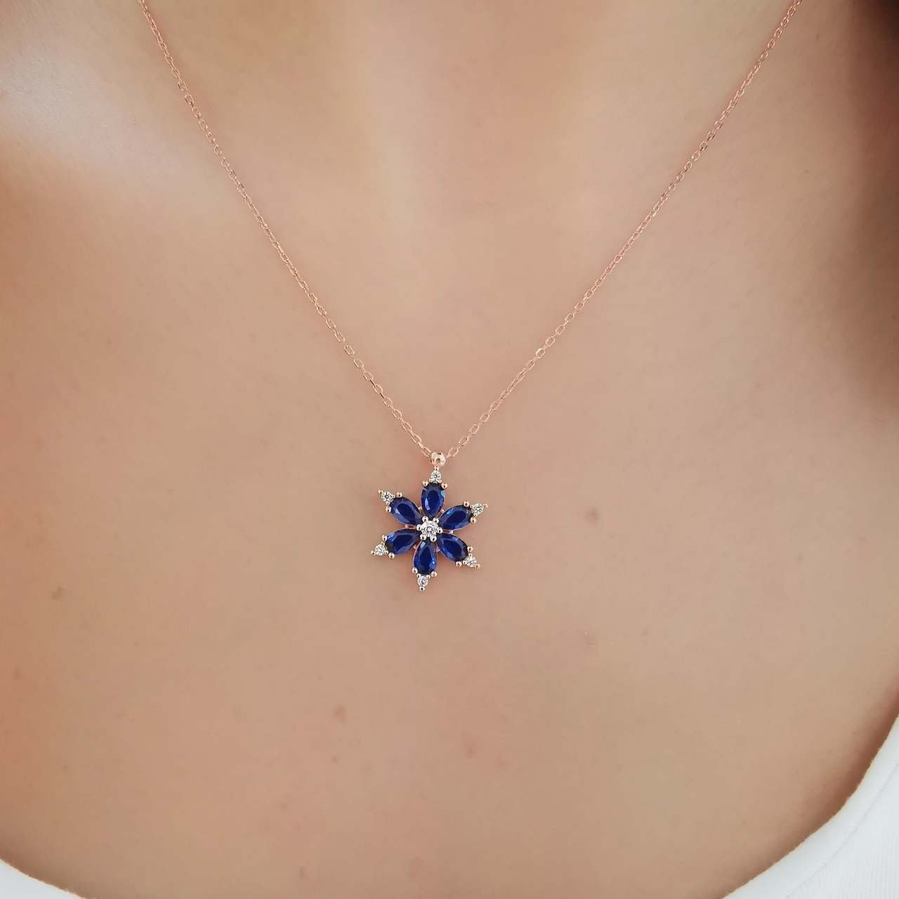 Safir Taşlı Gümüş Lotus Çiçeği Kolye
