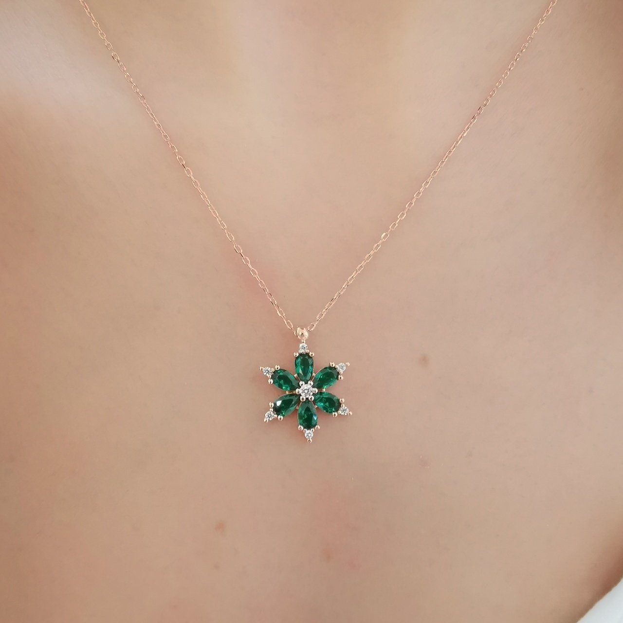 Zümrüt Taşlı Gümüş Lotus Çiçeği Kolye