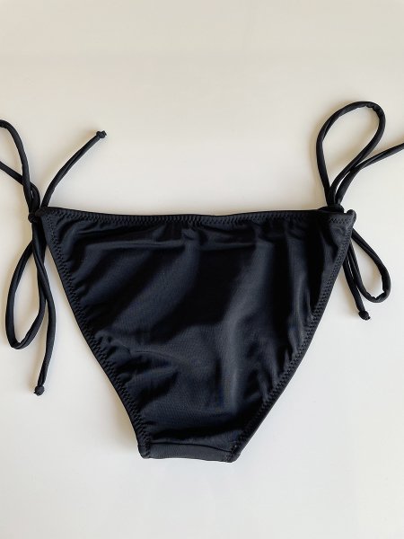 Siyah Kenarları ince İp Bağlama Detaylı Bikini Altı