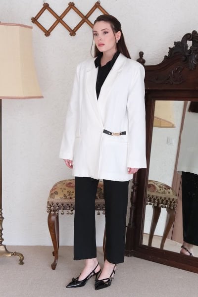 Beyaz Tokalı Krep Ceket & Siyah Krep Boru Paça Pantolon Takım