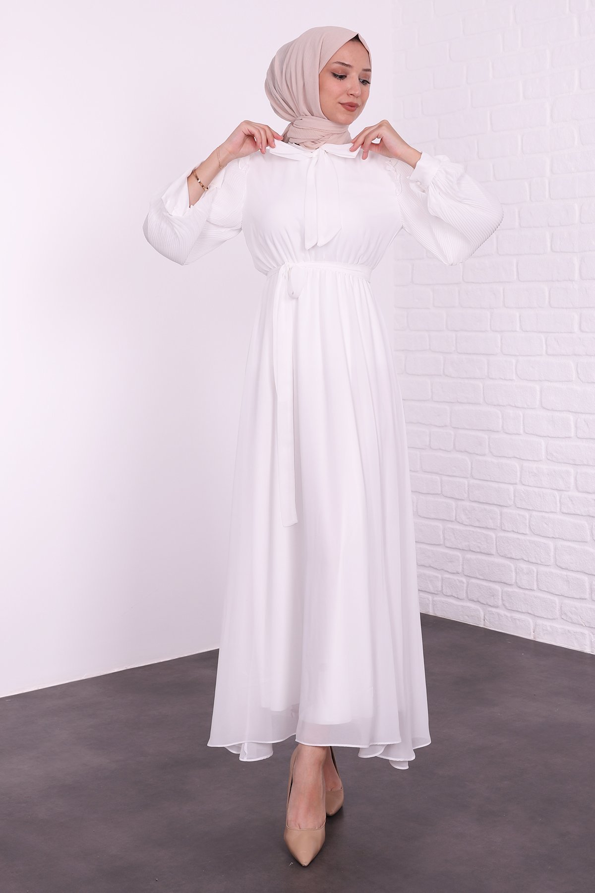 Fiyonk Bağlamalı İnce Piliseli Elbise Beyaz