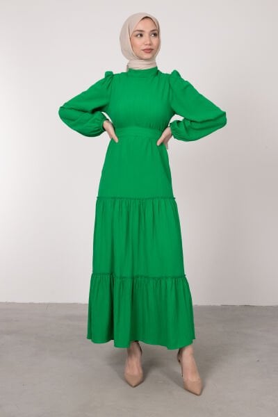 Kırışık Kumaş Detaylı Kuşaklı Tesettür Elbise Çim Yeşili