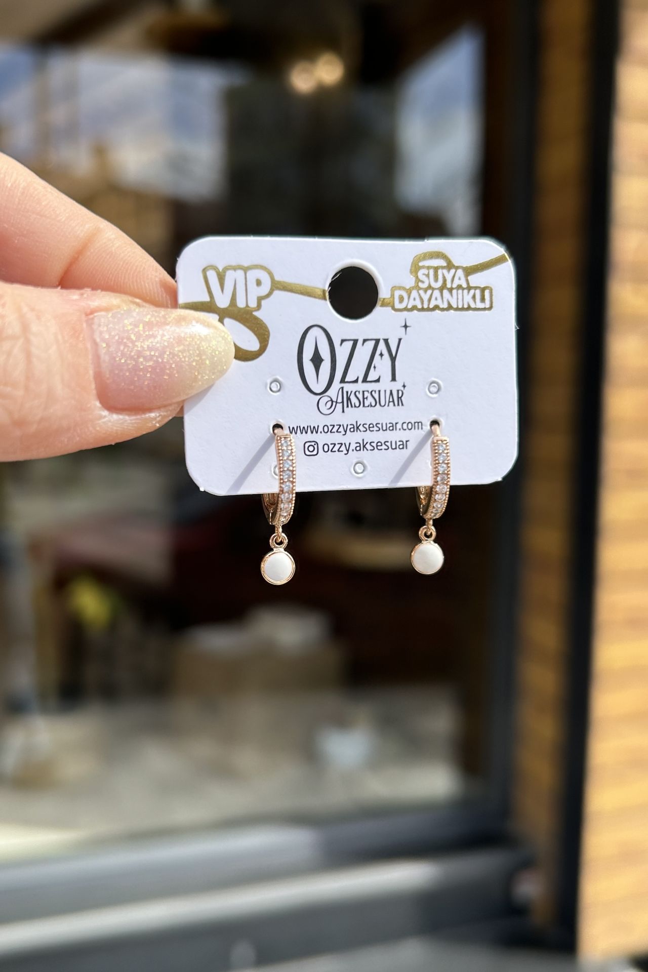 VIP Mineli Pul Detaylı Sıra Taş Halka Küpe Beyaz