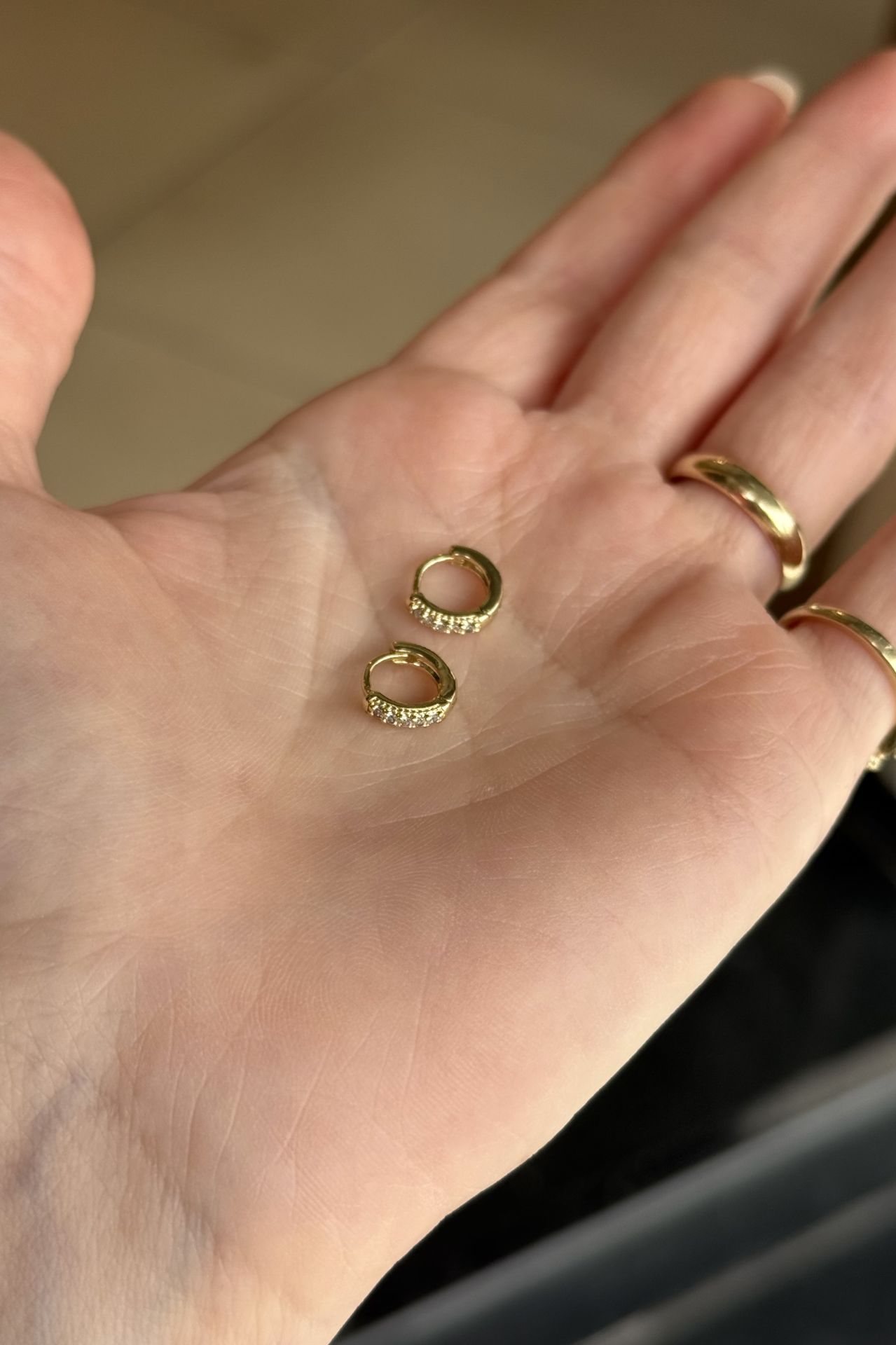 VIP Önü Sıra Taşlı Minik Halka Küpe 14K
