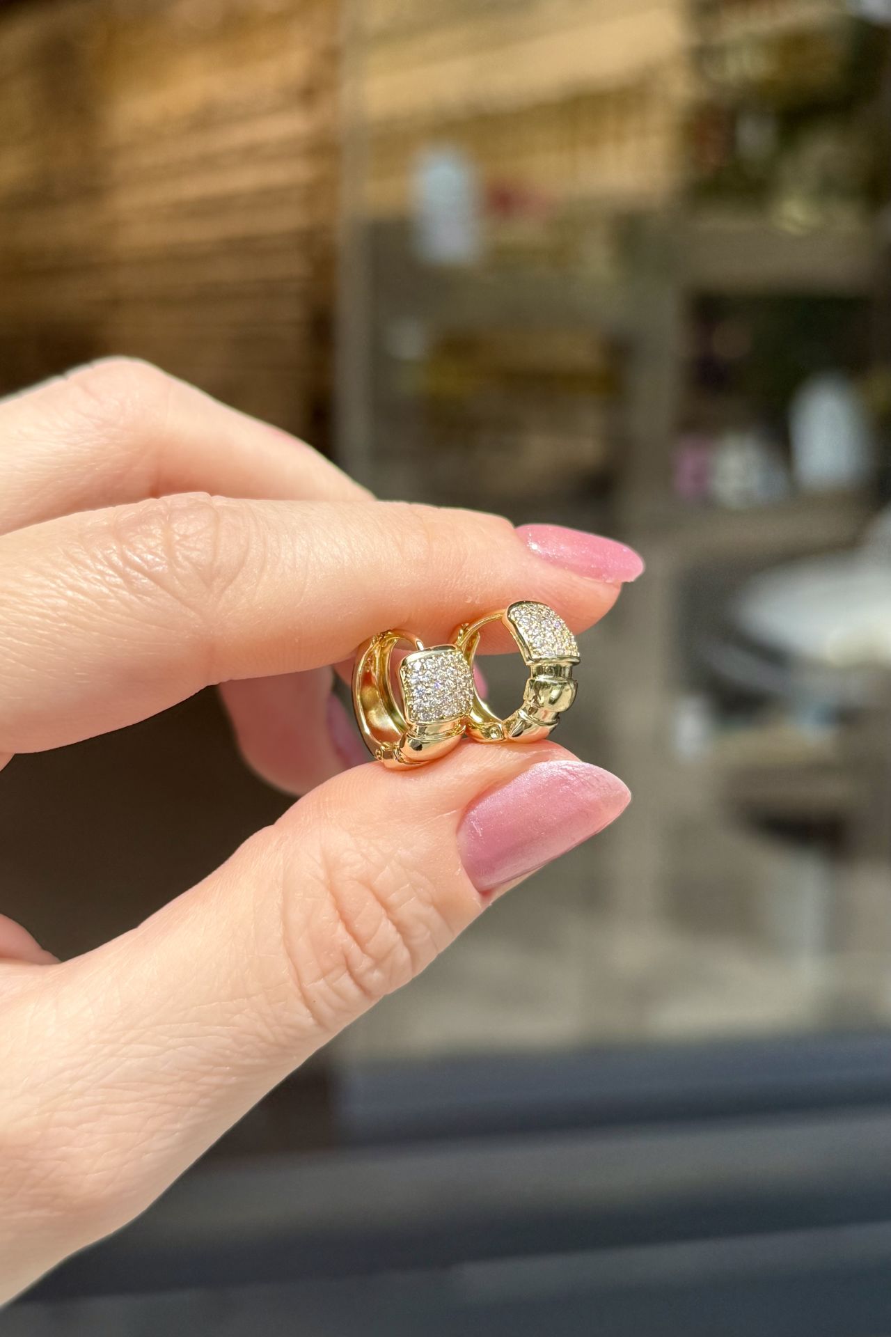 VIP Gömme Taşlı Sıra Bombeli Halka Küpe 14K