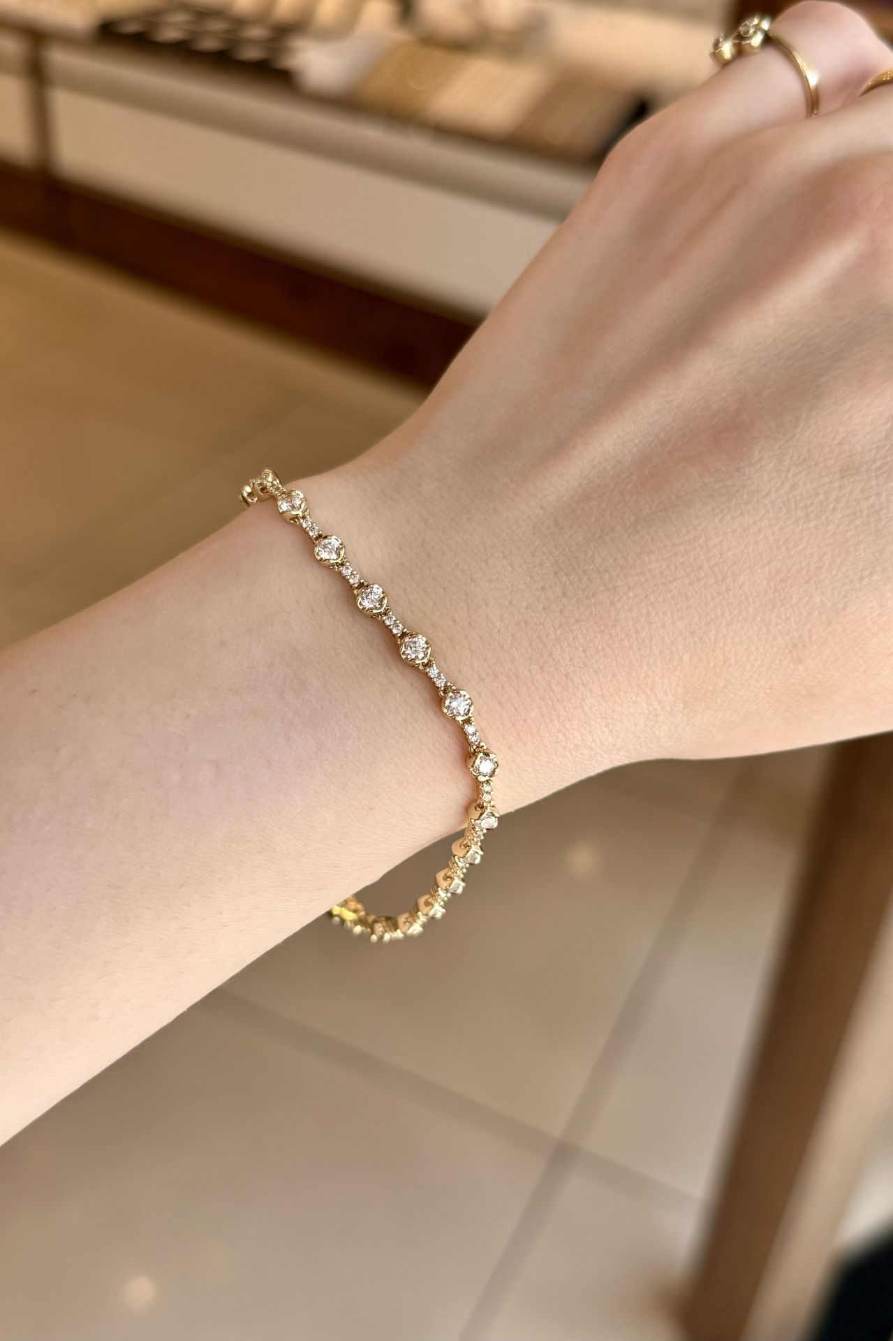 VIP Tamamı Gömme Taşlı Yuvarlak Taş Detay Su Yolu Bileklilk 14K 18+2 cm