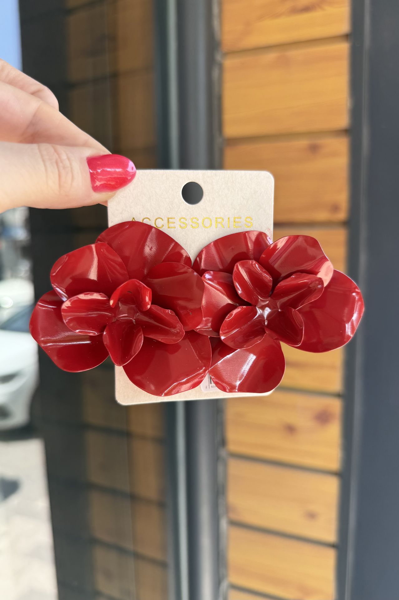 Marka Model Plaka Çiçek Küpe Kırmızı