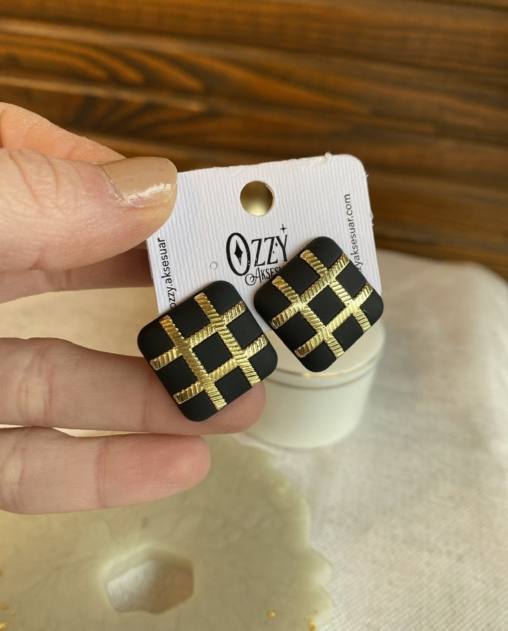 Gold Şeritli Siyah Kare Düğme Küpe