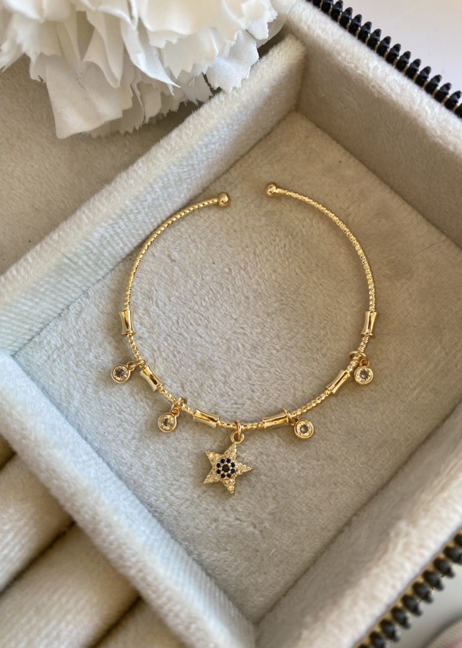Sallantılı Yıldız Detaylı Charm Bileklik