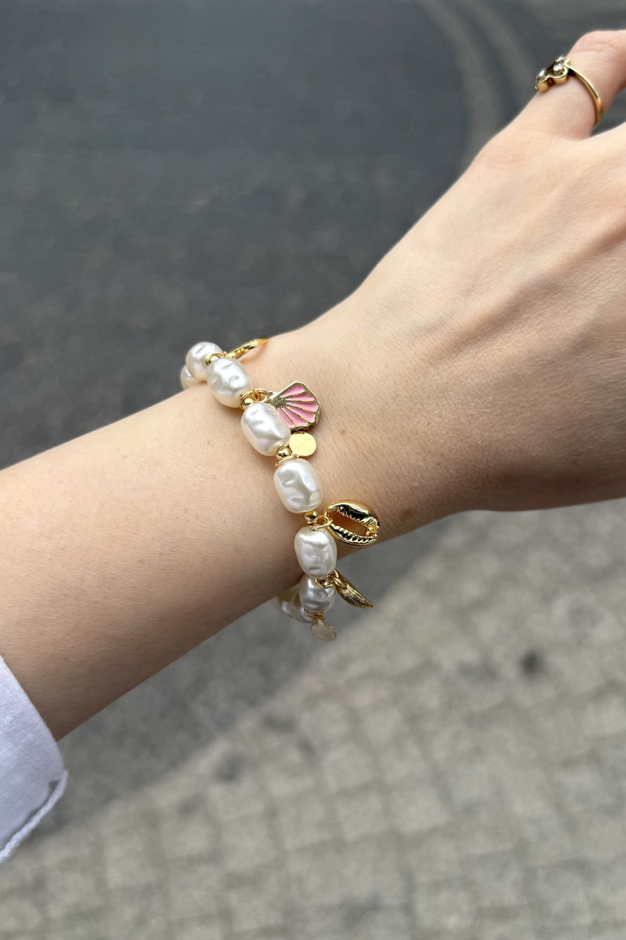 Charm Sallantılı İri İnci Boncuk Bileklik