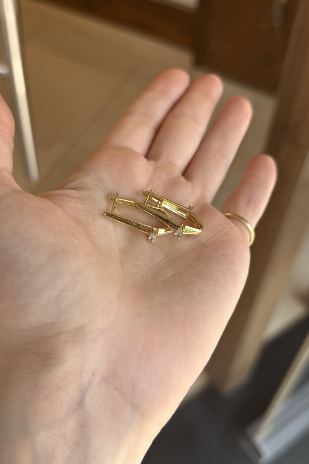 VIP Ön ve Arkası Baget Taşlı Köşeli Sepet Halka Küpe 14K