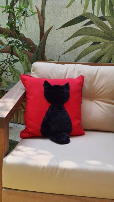 Kırmızı Zemin Kabartmalı Kedi Desen Yastık