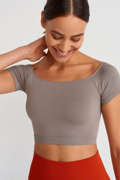 Omzu Açık Kısa Kollu Crop Top Mahlep Tozu