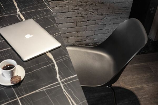 Siyah Mermer Compact Lamine Çizilmeye Karşı Çok Dayanıklı Mutfak Masa Sandalye Takımı 120x77.cm