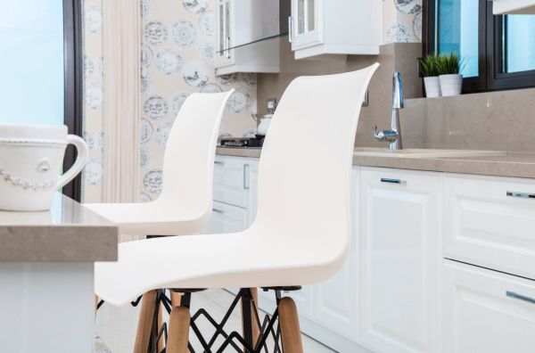 Ahşap Ayaklı Çimento Grisi Plastik Oturum Bar Sandalyesi Doğal Retro Tasarım