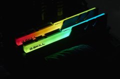 GSKILL TRIDENT Z RGB LED DDR4-4000Mhz CL18 16GB (2X8GB) DUAL (18-22-22-42) 1.35V Bellek Kiti