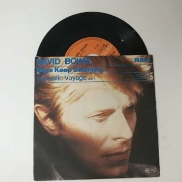 David Bowie – Boys Keep Swinging