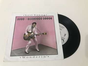 Neil Young & The Shocking Pinks – Wonderin'