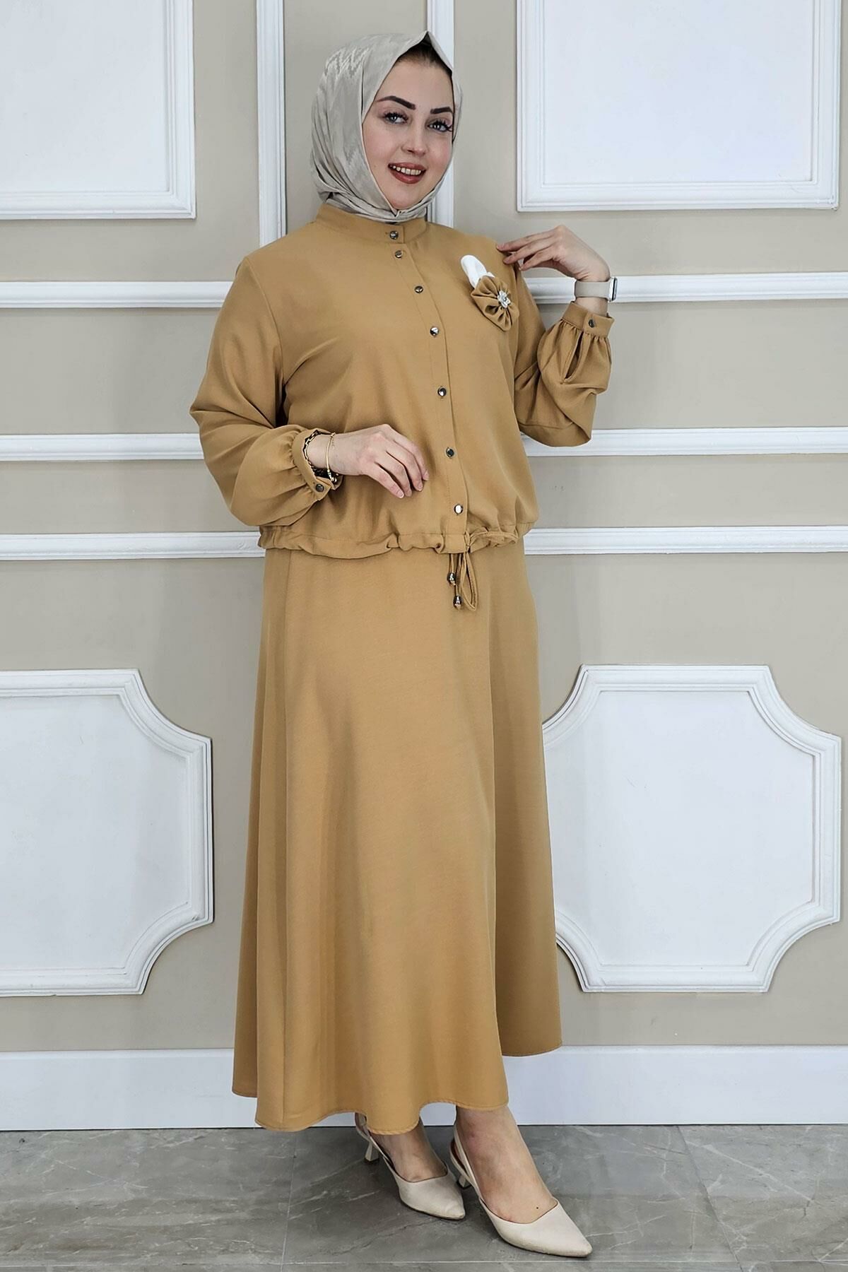 PYS KADIN ÇİÇEK BROŞ DETAYLI GÖMLEK ETEK TESETTÜR TAKIM CAMEL - 4 BEDEN