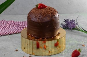 Çilekli Bitter Çikolatalı Pasta
