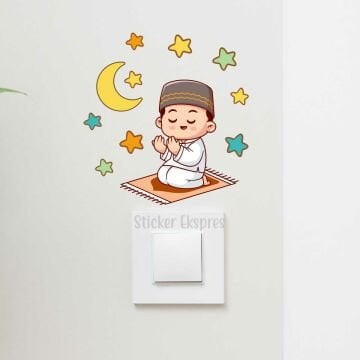 Namaz Kılan Erkek Çocuk Hilal Ve Yıldızlar R4 Ramazan Priz Üstü Sticker