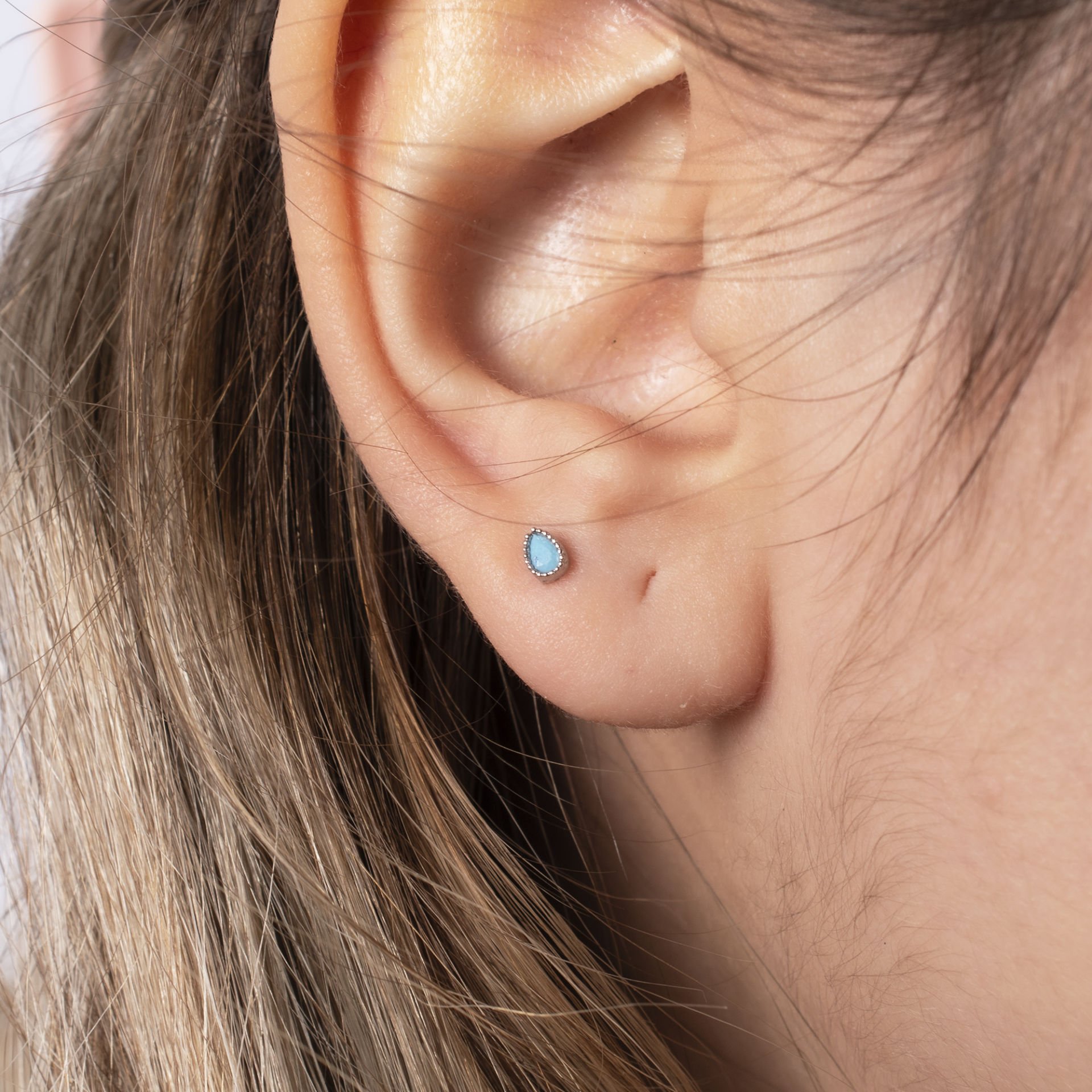 Nur Silver Mavi Taşlı Su Damlası Şeklinde Çelik Tragus - NUR-KE03281