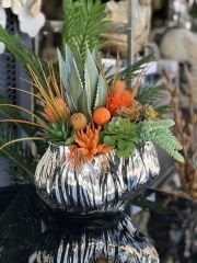 Yapay çiçekli gümüş istiridye vazo