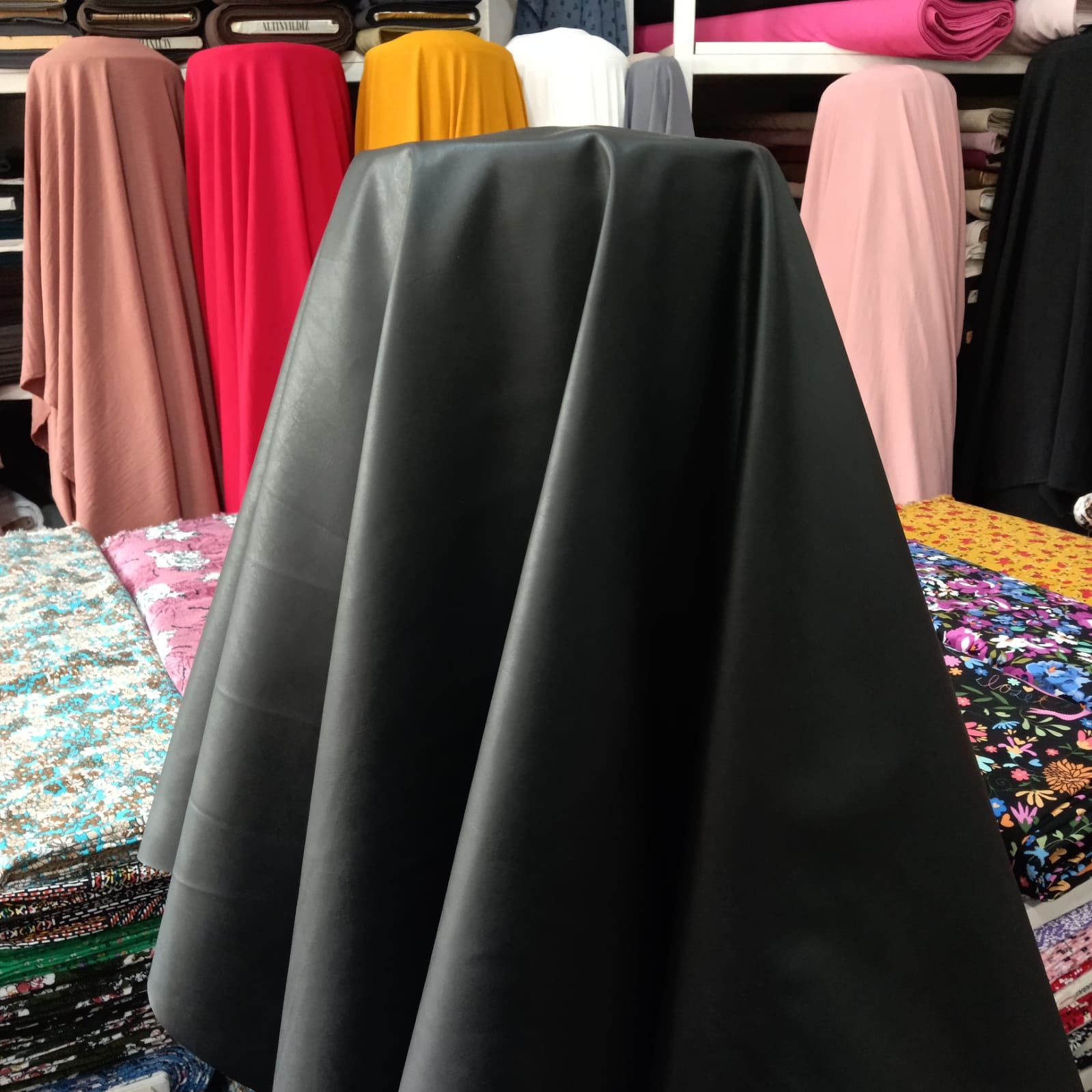 Siyah Dökümlü Suni Deri Kumaş