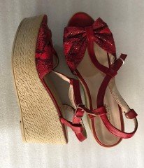 Polaris Dolgu Topuk Kırmızı Sandalet