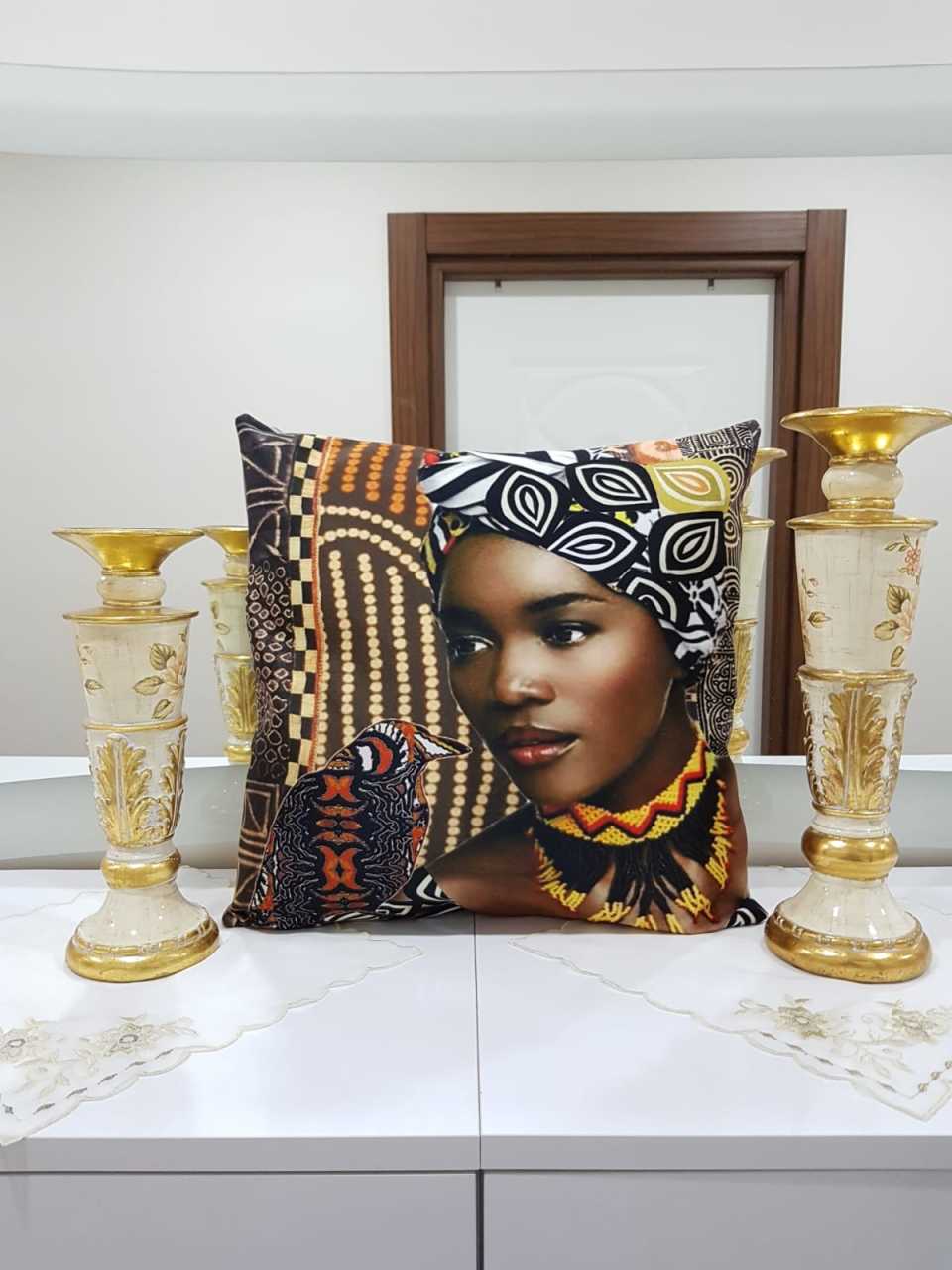 Kahverengi & Renkli Kuşlu Afrikalı Desenli Dekoratif Kırlent Kılıfı