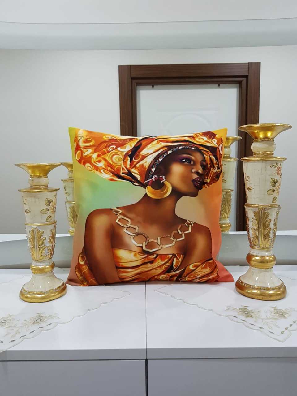 Kahverengi Afrikalı Kadın Temalı Dekoratif Kırlent Kılıfı