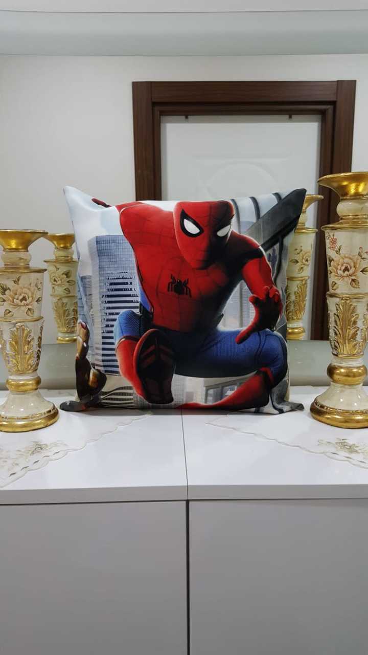 Örümcek Adam Desenli Dekoratif Kırlent Kılıfı