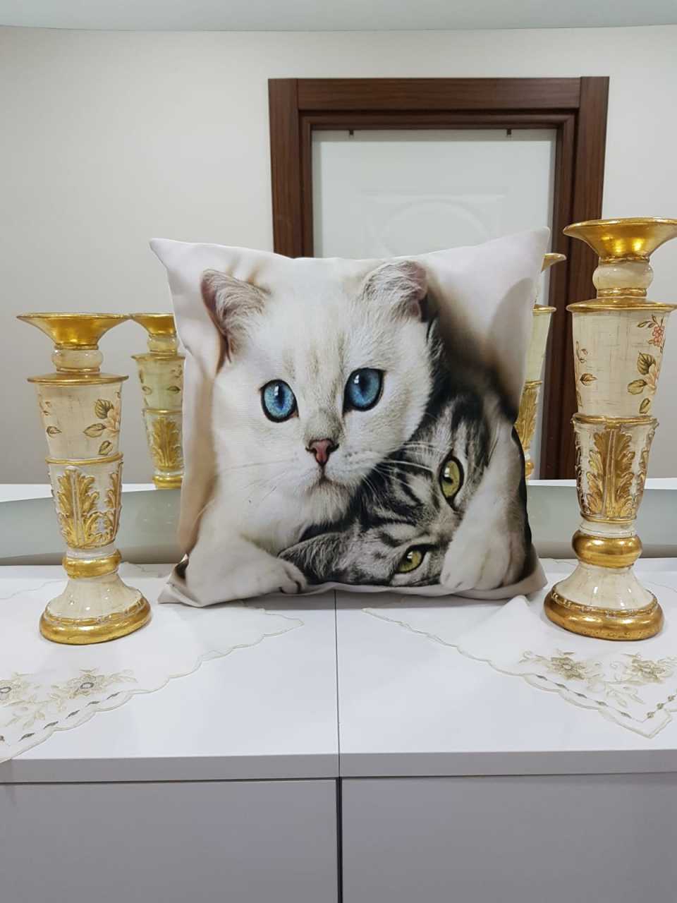 Mavi Gözlü Kedi Resimli Dekoratif Kırlent Kılıfı