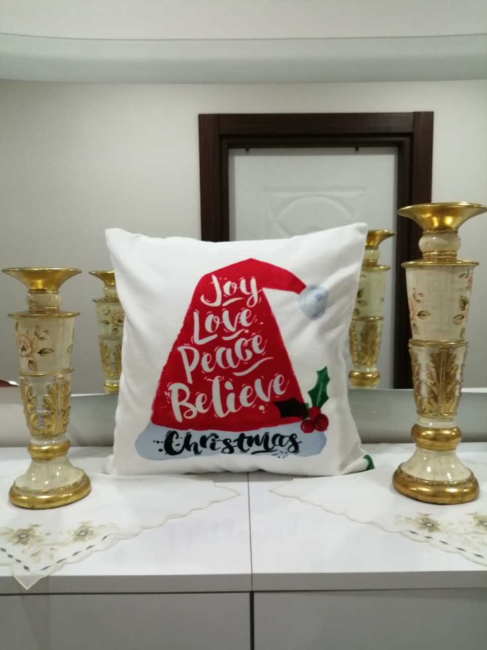 Kırmızı & Beyaz Hediye Şapkası Yılbaşı Desenli Kırlent Kılıfı