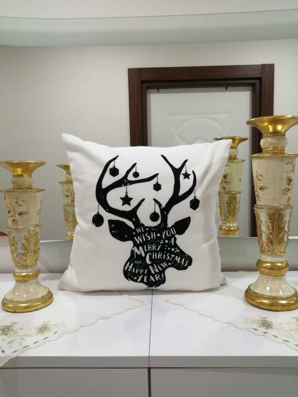 Siyah & Beyaz Boynuzlu Geyik Yılbaşı Desenli Dekoratif Kırlent Kılıfı