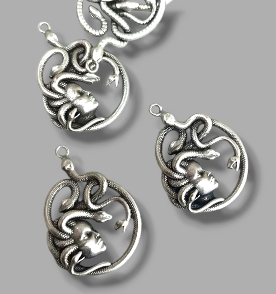 Medusa Yuvarlak Madalyon Kolye Ucu