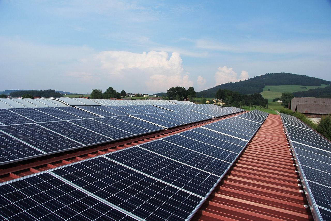 Güneş Panelleri ve İnverterlar: Temiz Enerjinin Anahtarı